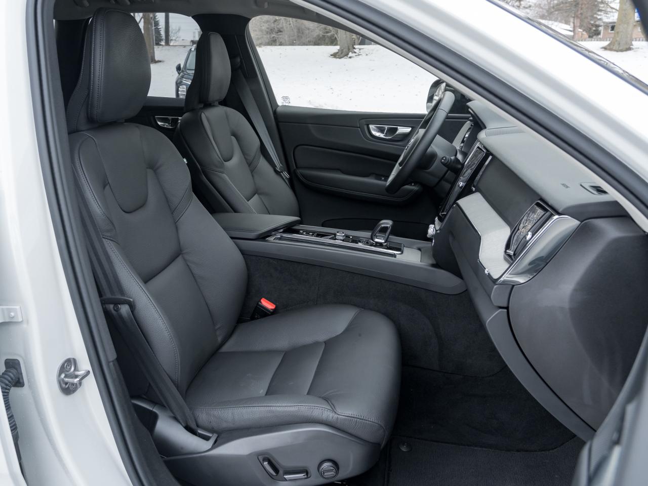 2025 Volvo XC60 B5 AWD Plus Dark Theme 20"ALLOY WHEELS LOW KM  CPO Photo