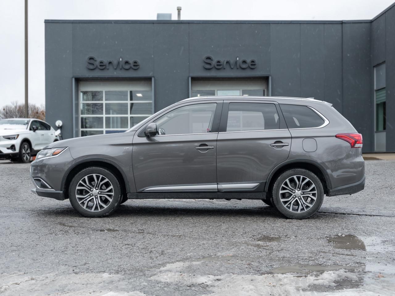 2017 Mitsubishi Outlander AWC 4dr GT ONE OWNER ACCIDENT FREE SAFETY CERTIFIE Photo2