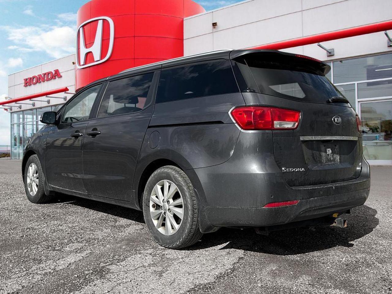 2018 Kia Sedona LX Photo3