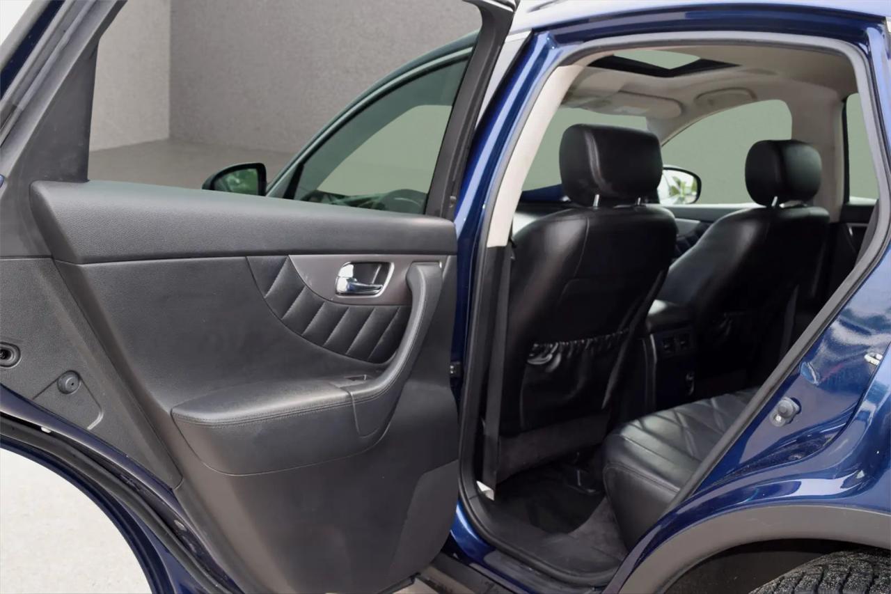 2016 Infiniti QX70 AWD Premium Photo