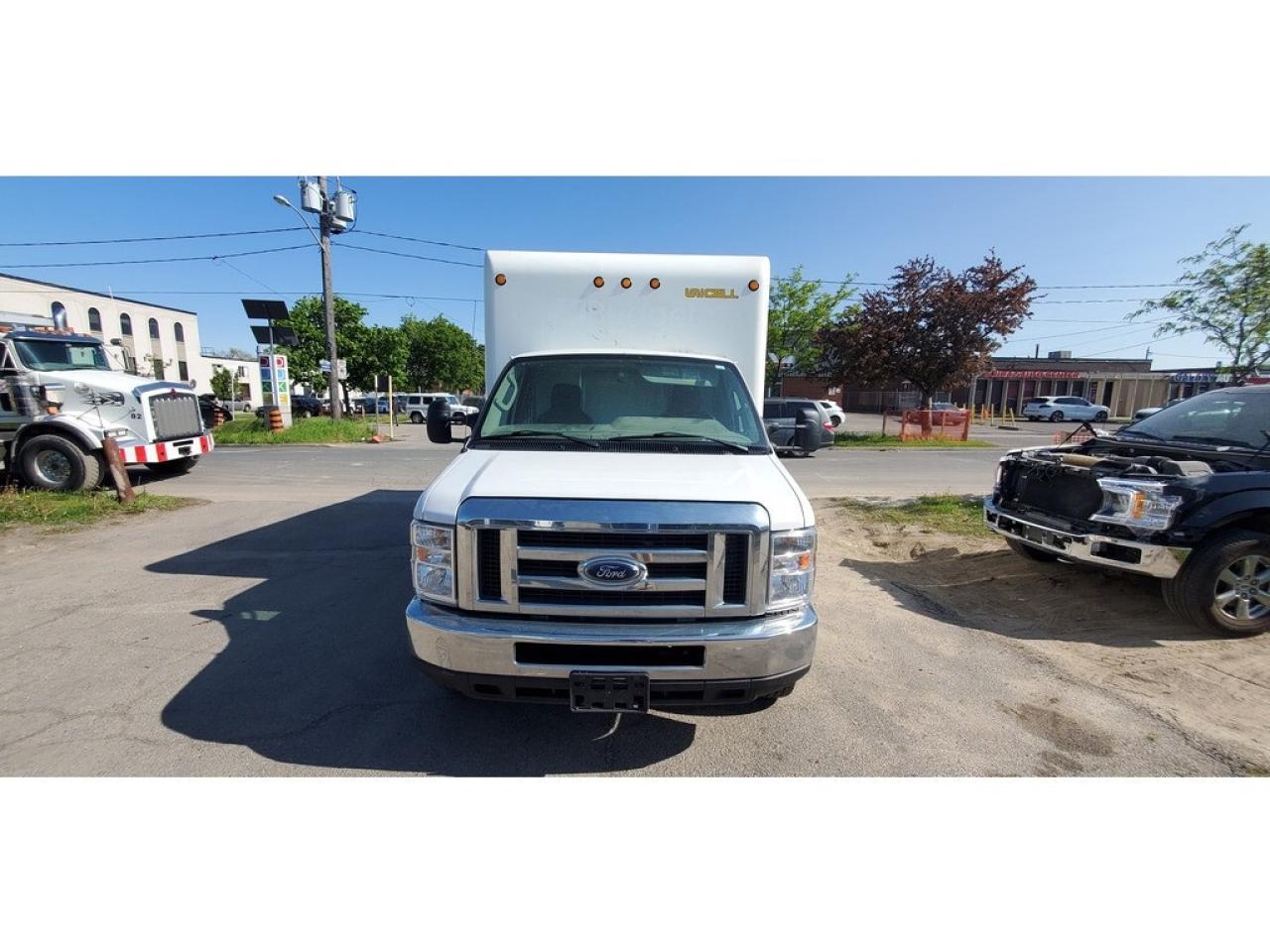 2019 Ford E-450 16Ft Unicell Box - Ramp - Gasoline Photo