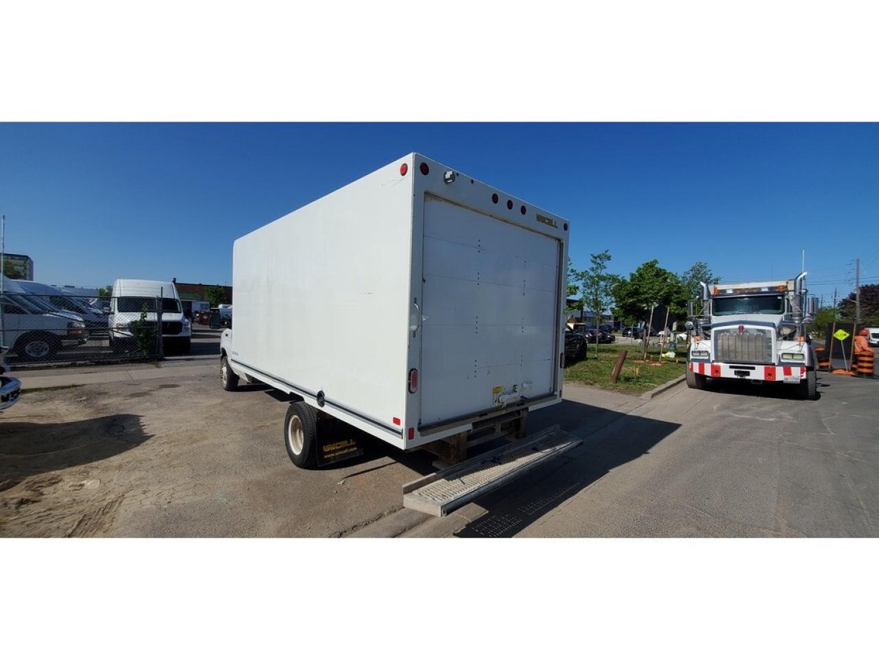 2019 Ford E-450 16Ft Unicell Box - Ramp - Gasoline Photo