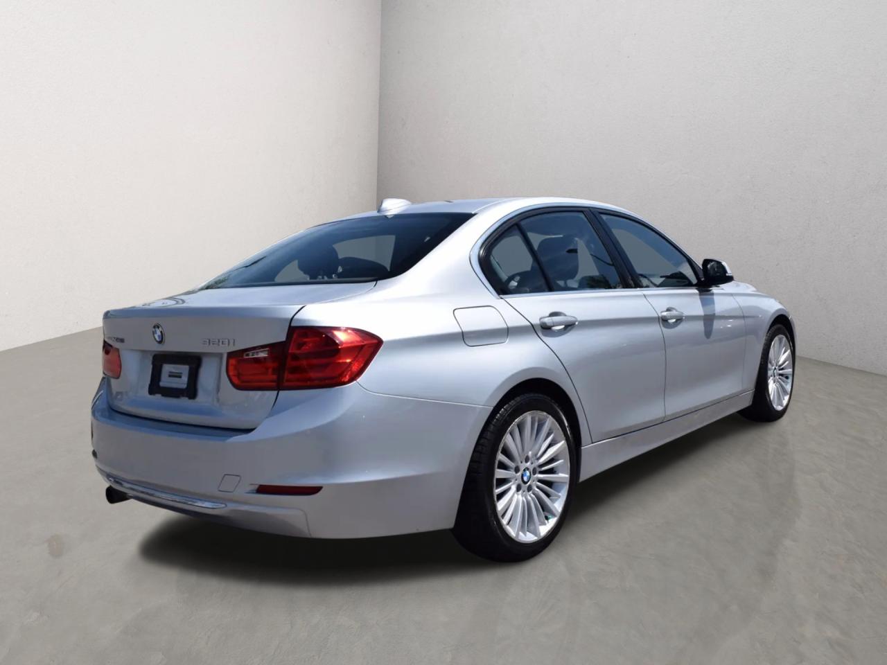 2015 BMW 3 Series 320i xDrive Luxury Photo