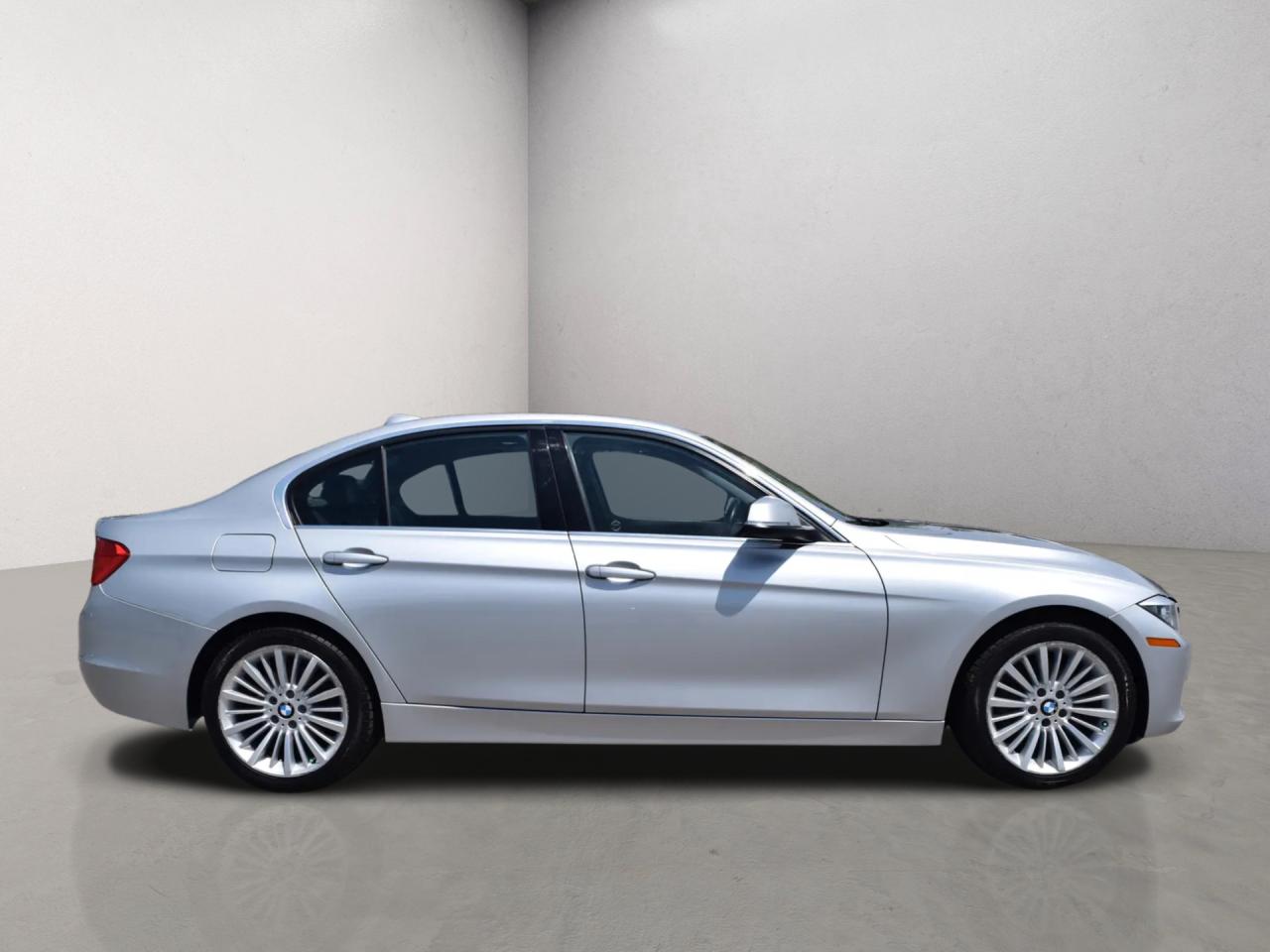 2015 BMW 3 Series 320i xDrive Luxury Photo