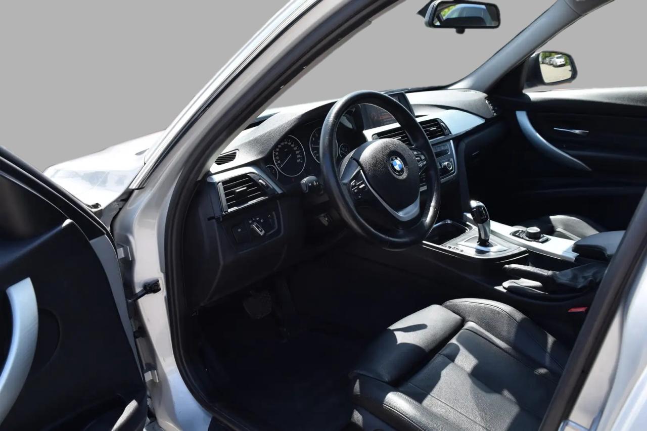 2015 BMW 3 Series 320i xDrive Luxury Photo