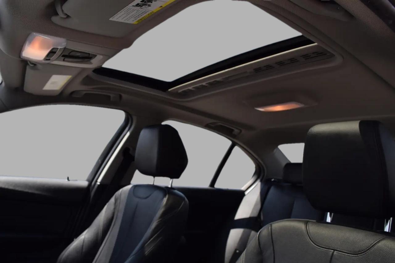 2015 BMW 3 Series 320i xDrive Luxury Photo