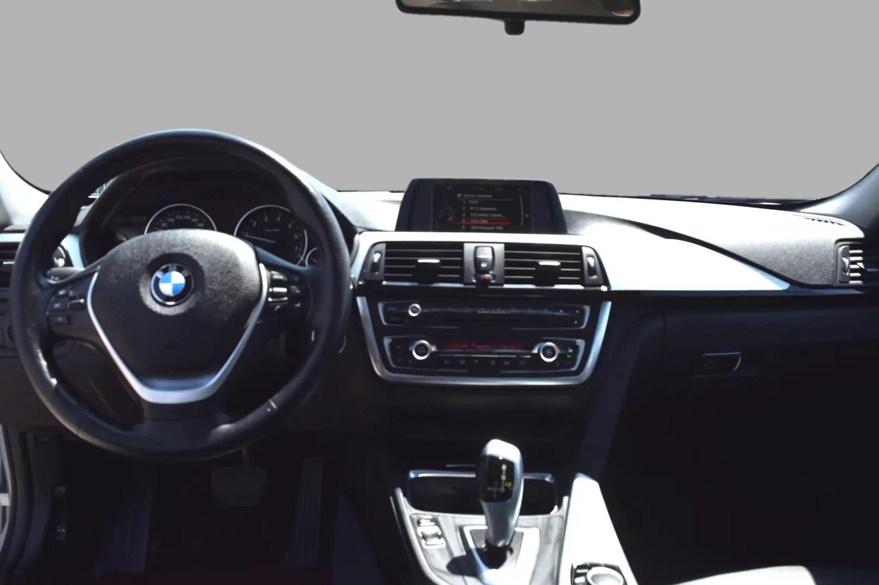 2015 BMW 3 Series 320i xDrive Luxury Photo