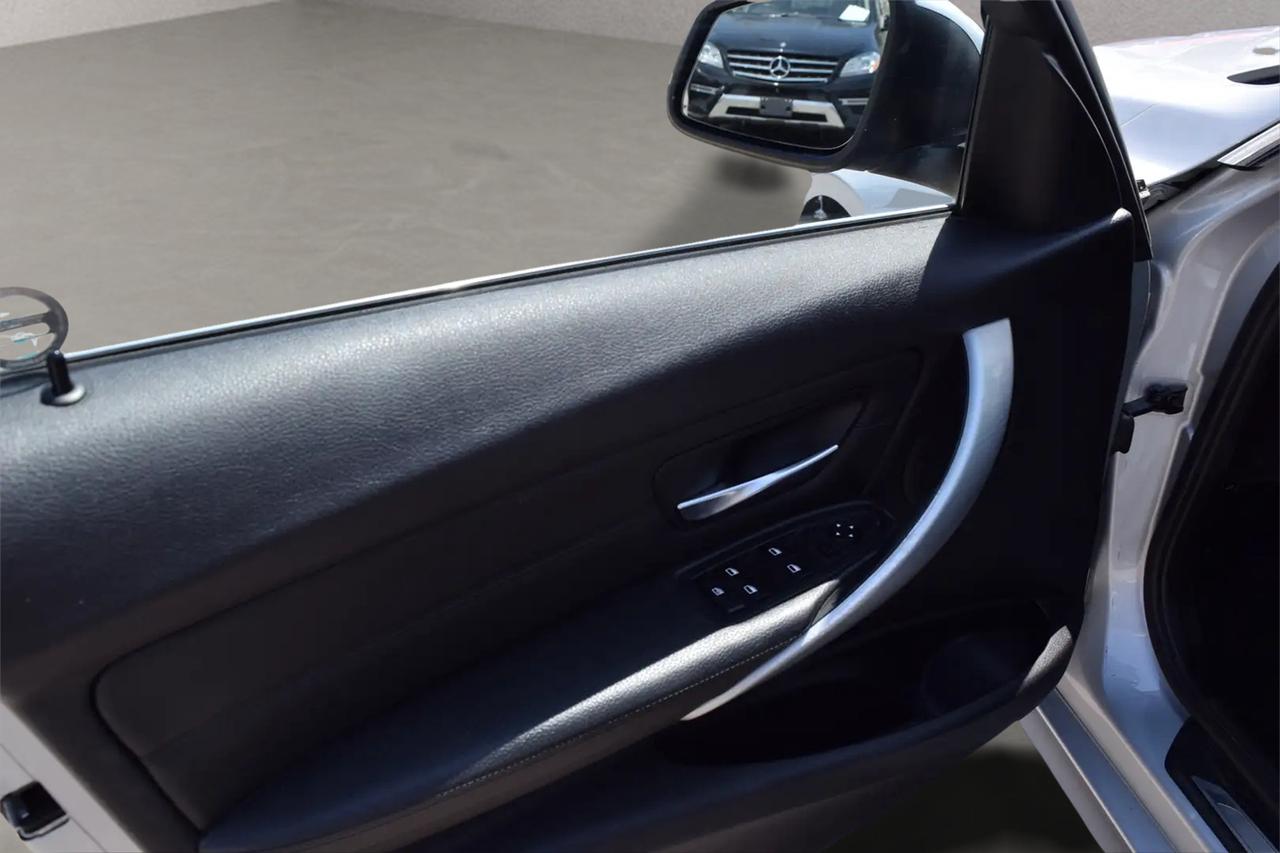2015 BMW 3 Series 320i xDrive Luxury Photo