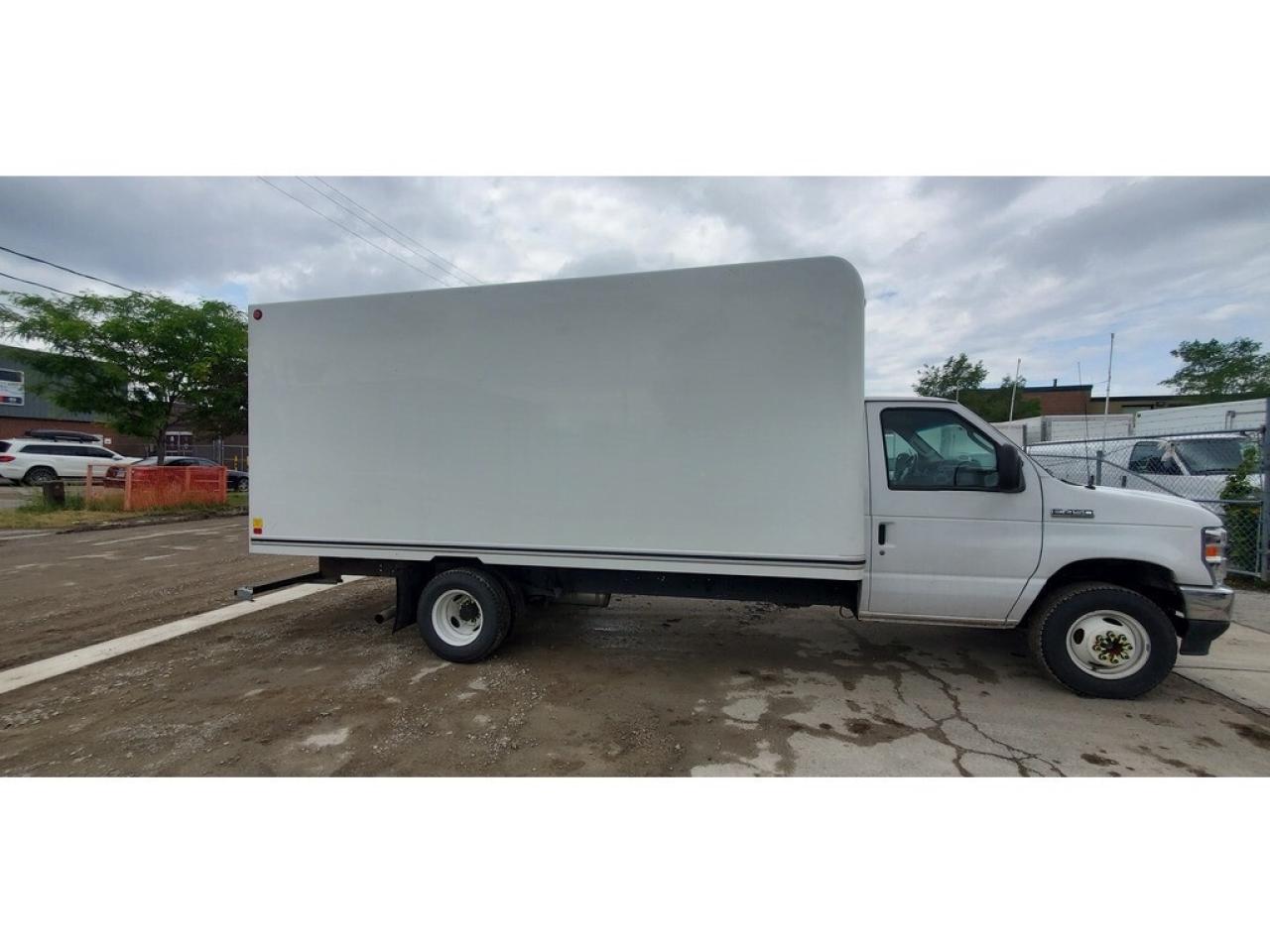 2022 Ford E-450 16Ft Box - V8 Gas - Bluetooth & Ramp Photo