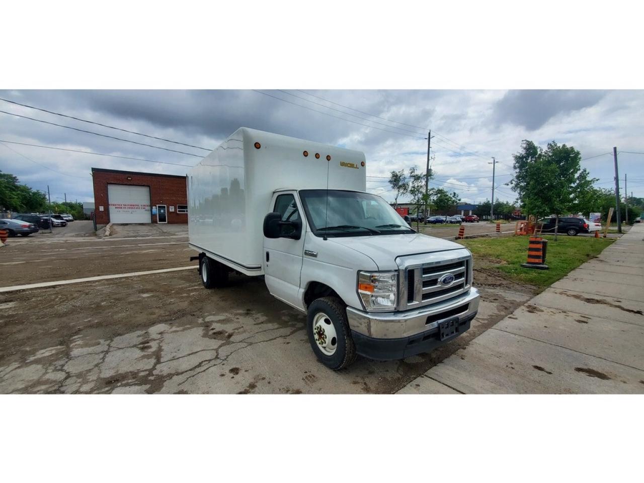 2022 Ford E-450 16Ft Box - V8 Gas - Bluetooth & Ramp Photo3