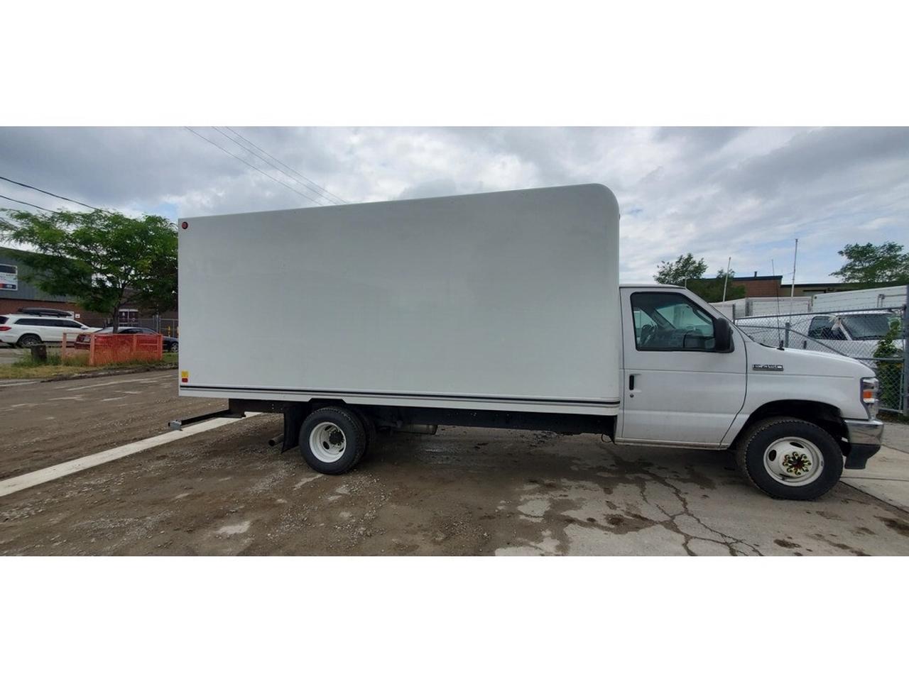 2022 Ford E-450 16Ft Box - V8 Gas - Bluetooth & Ramp Photo2