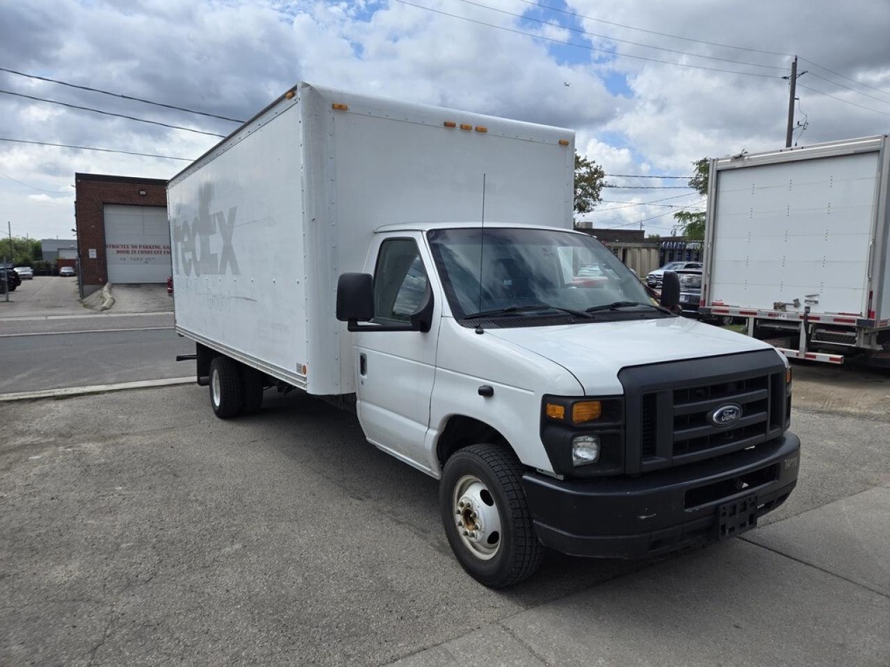 2016 Ford E-450 18Ft Box - Ramp - V8 Gasoline - CERTIFIED Photo3