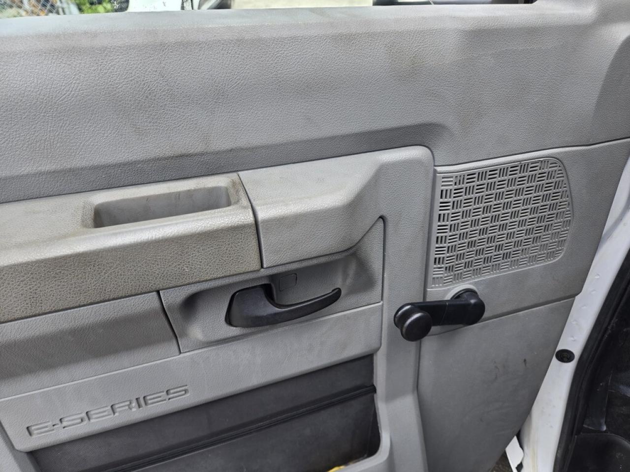 2016 Ford E-450 18Ft Box - Ramp - V8 Gasoline - CERTIFIED Photo