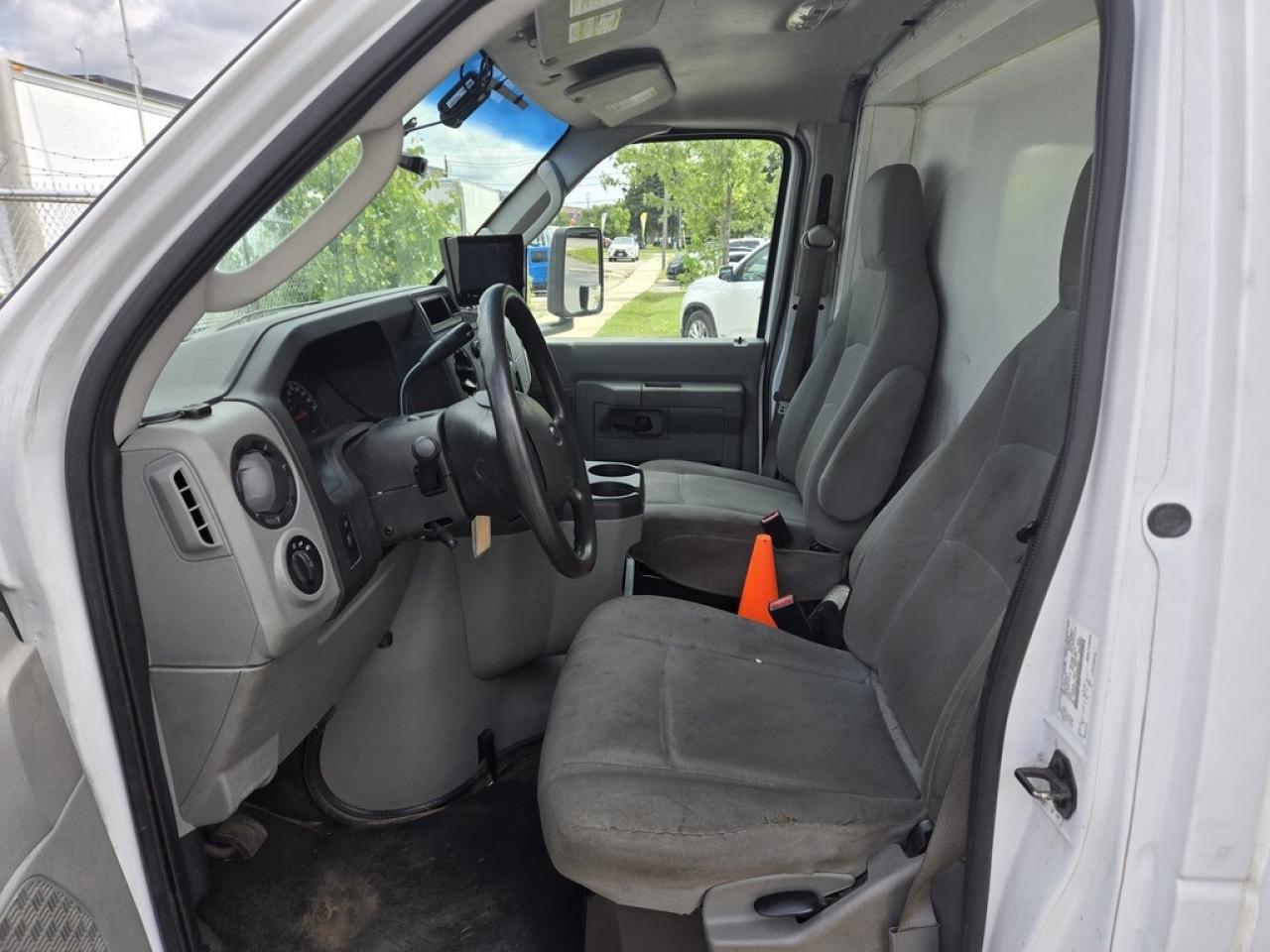 2016 Ford E-450 18Ft Box - Ramp - V8 Gasoline - CERTIFIED Photo