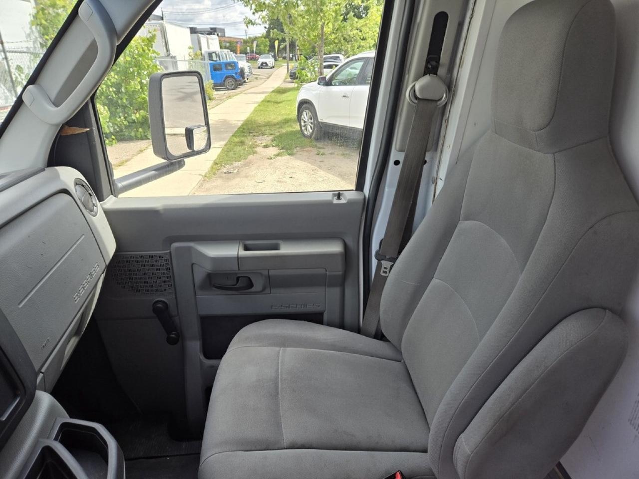 2016 Ford E-450 18Ft Box - Ramp - V8 Gasoline - CERTIFIED Photo