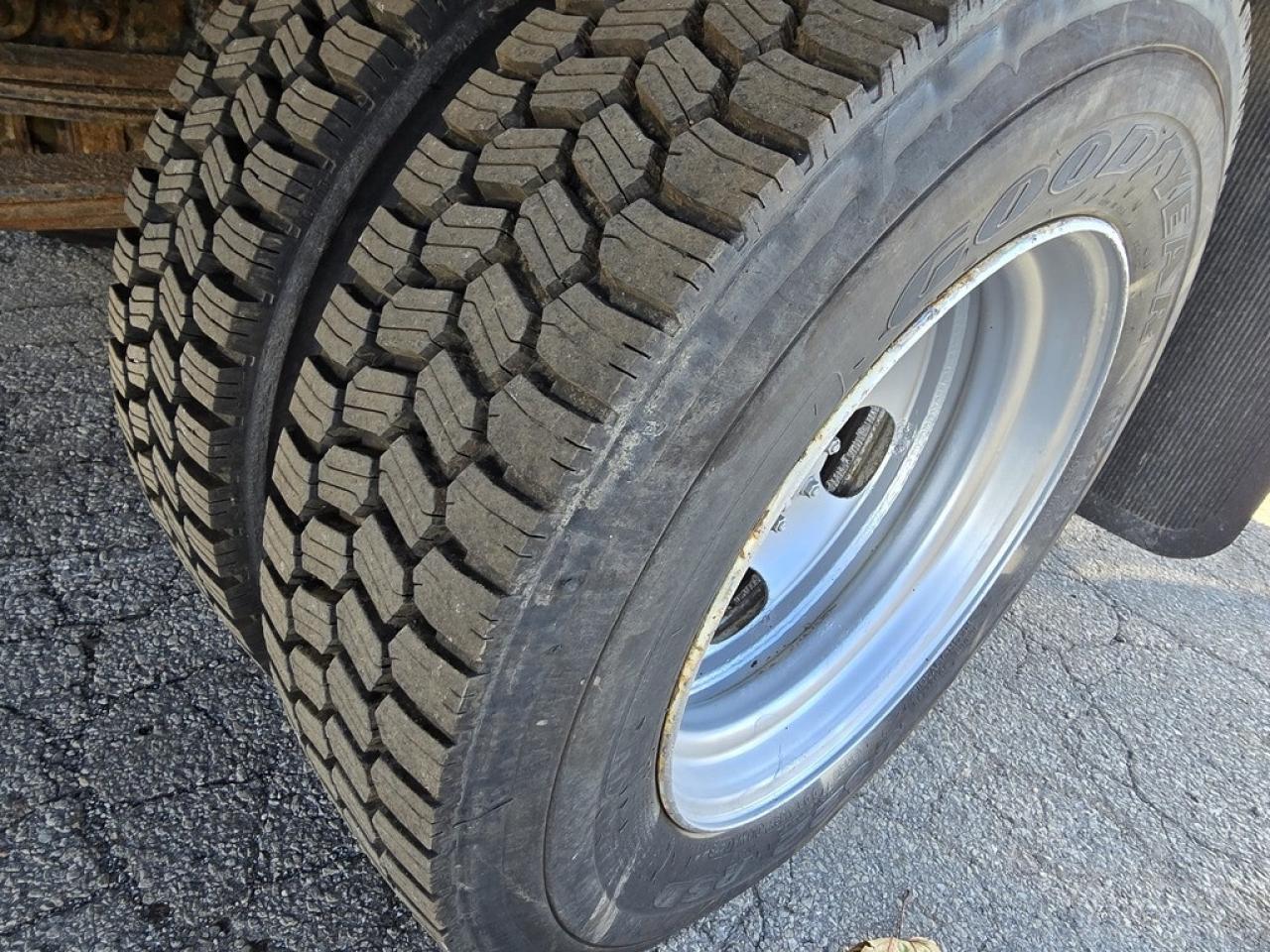 2019 Isuzu NRR NRR 20Ft - Lift Gate - Diesel - 98Wide Box Photo