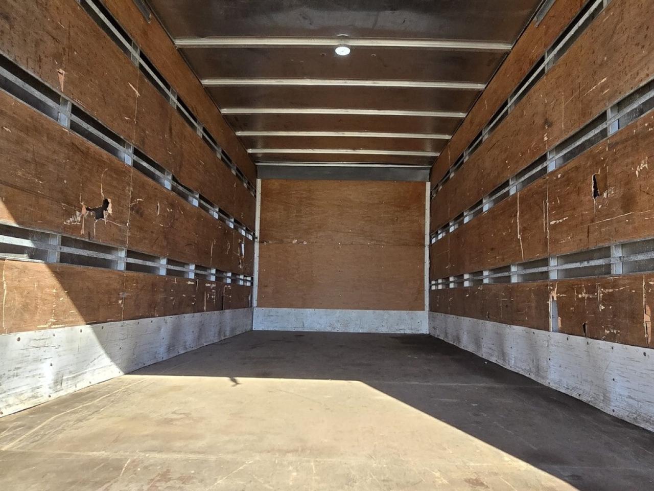 2019 Isuzu NRR NRR 20Ft - Lift Gate - Diesel - 98Wide Box Photo