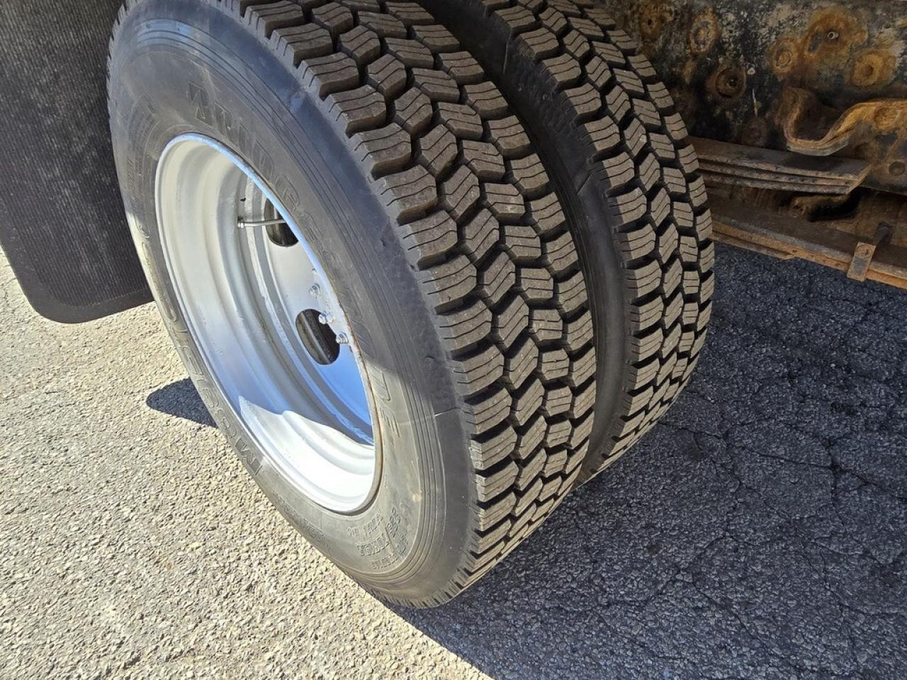 2019 Isuzu NRR NRR 20Ft - Lift Gate - Diesel - 98Wide Box Photo