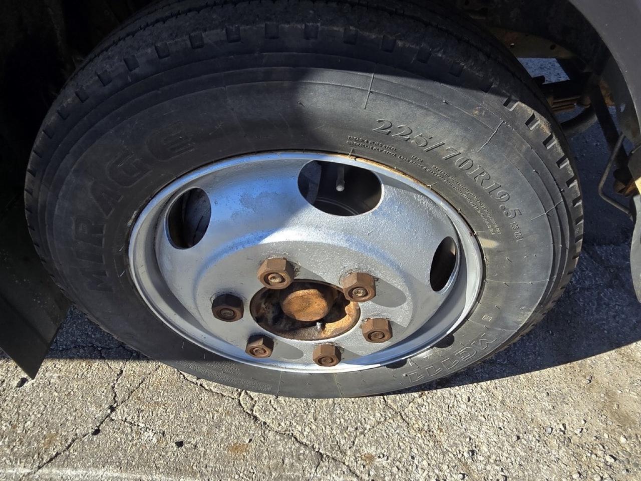 2019 Isuzu NRR NRR 20Ft - Lift Gate - Diesel - 98Wide Box Photo