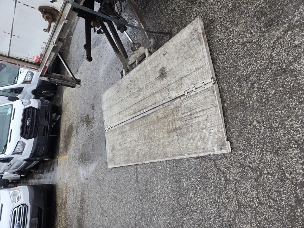 2019 Isuzu NRR NRR 20Ft - Lift Gate - Diesel - 98Wide Box Photo