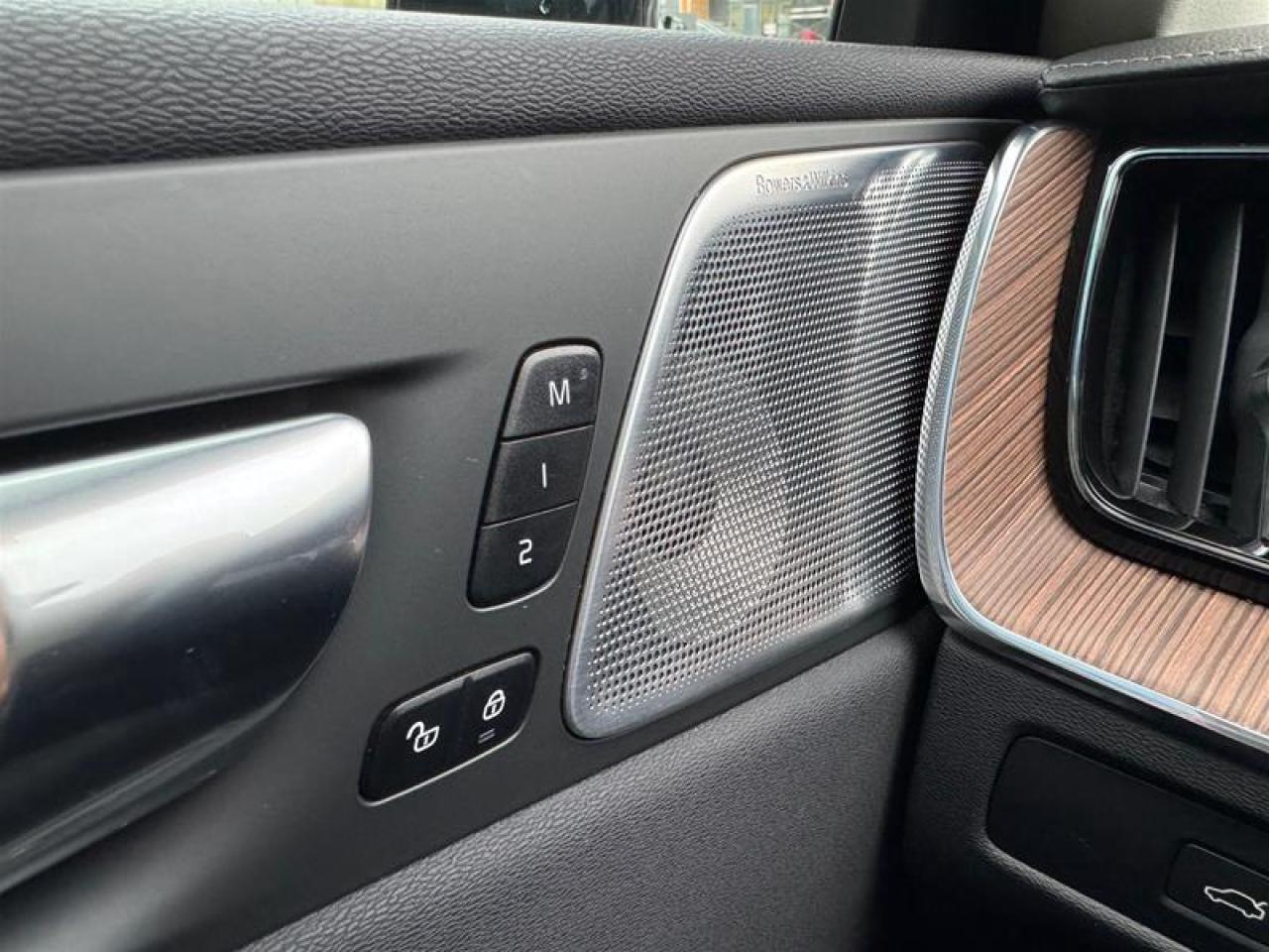 2023 Volvo XC60 B6 AWD Ultimate - Bright Photo