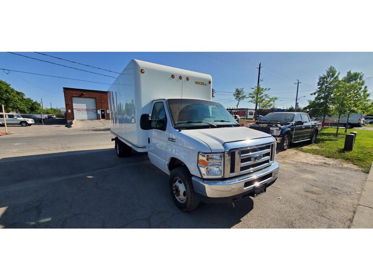2019 Ford E-450 16Ft Unicell Fiberglass Box - Gas - Ramp Photo