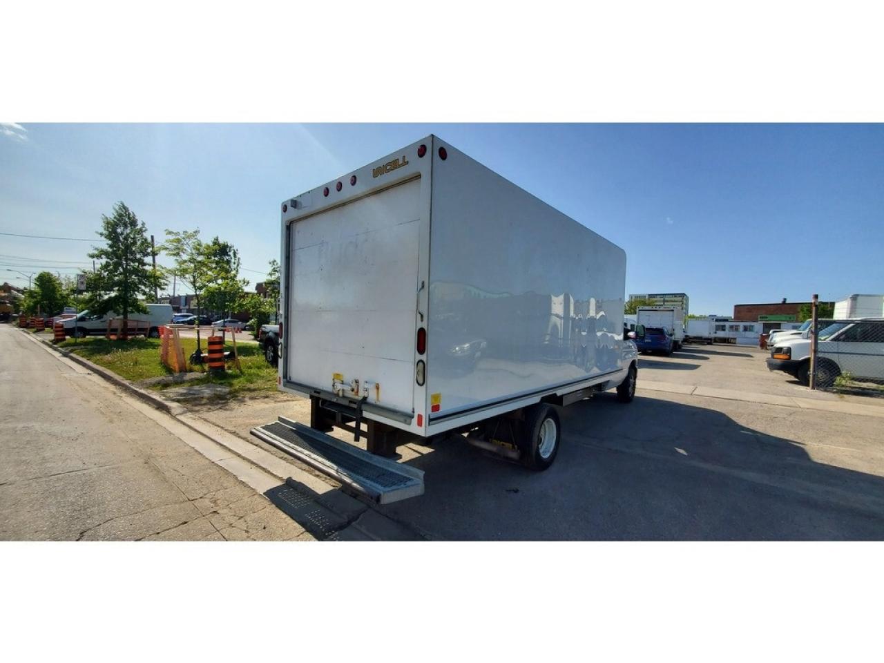 2019 Ford E-450 16Ft Unicell Fiberglass Box - Gas - Ramp Photo4