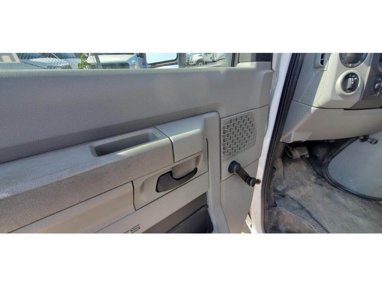 2019 Ford E-450 16Ft Unicell Fiberglass Box - Gas - Ramp Photo