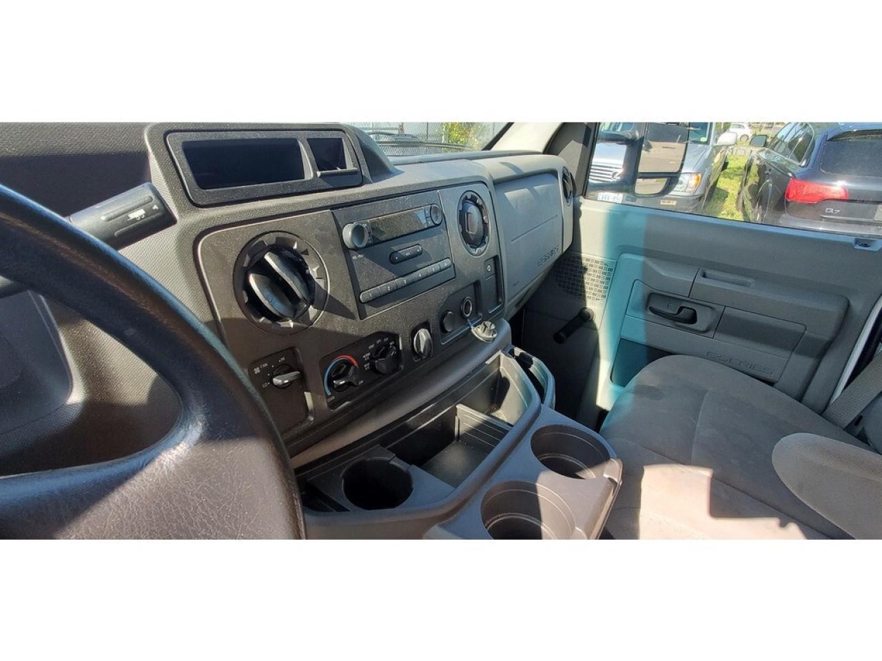 2019 Ford E-450 16Ft Unicell Fiberglass Box - Gas - Ramp Photo