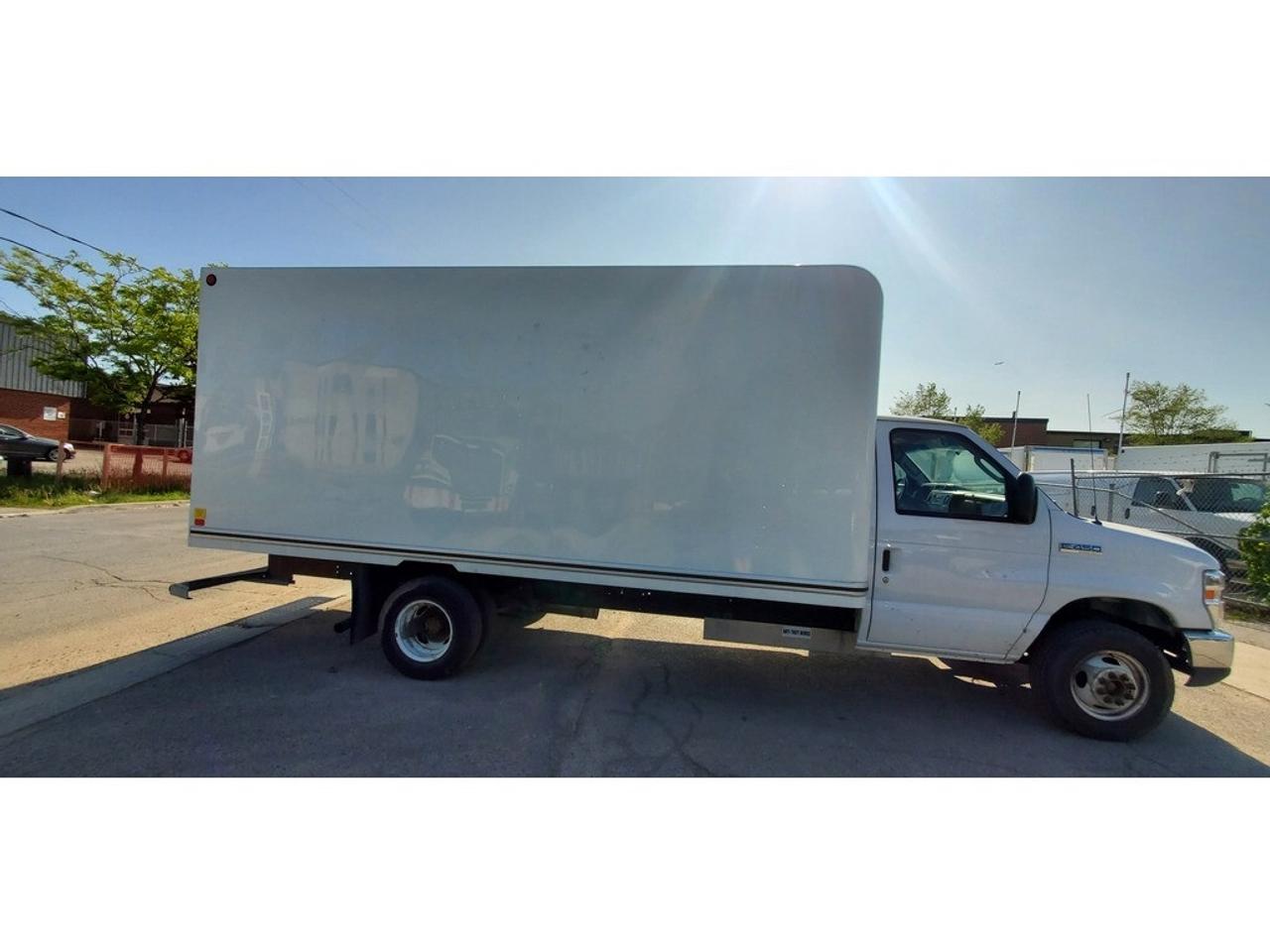 2019 Ford E-450 16Ft Unicell Fiberglass Box - Gas - Ramp Photo