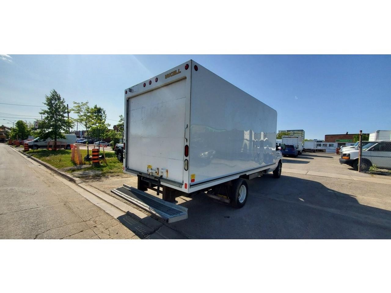 2019 Ford E-450 16Ft Unicell Fiberglass Box - Gas - Ramp Photo