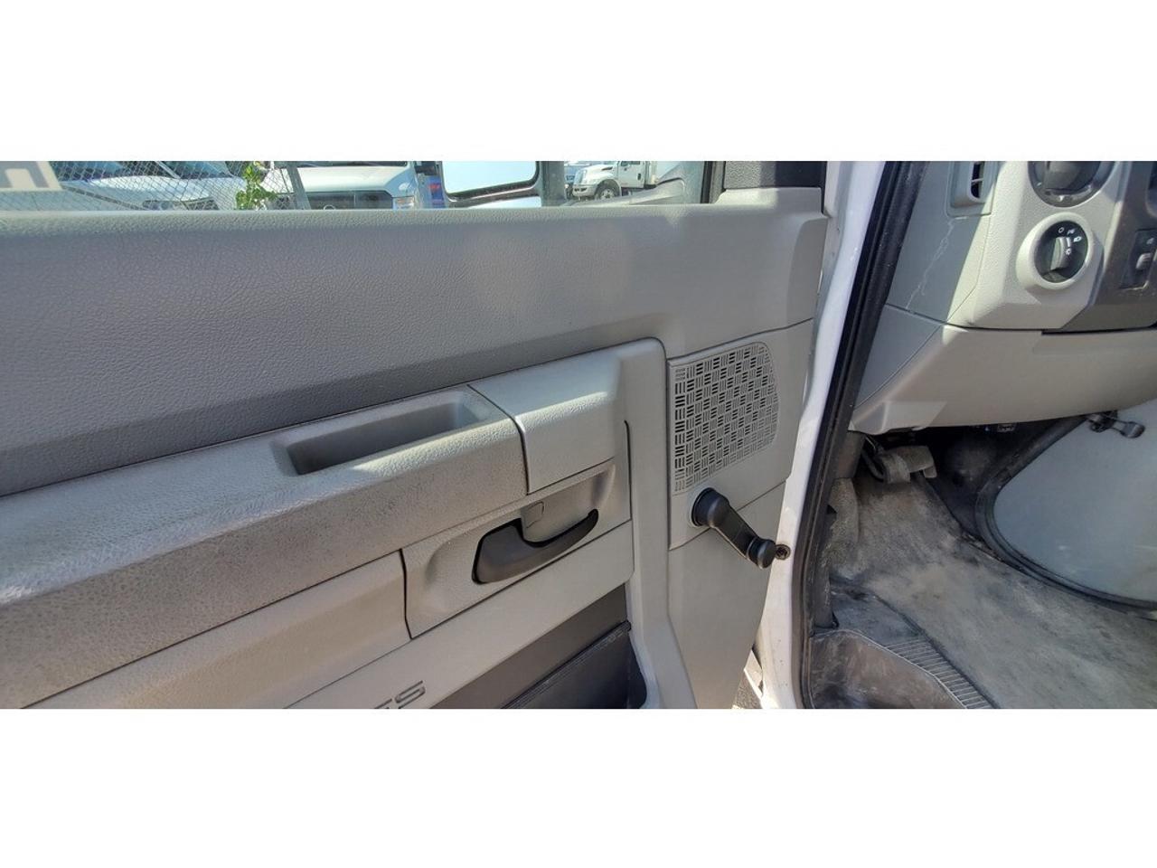 2019 Ford E-450 16Ft Unicell Fiberglass Box - Gas - Ramp Photo