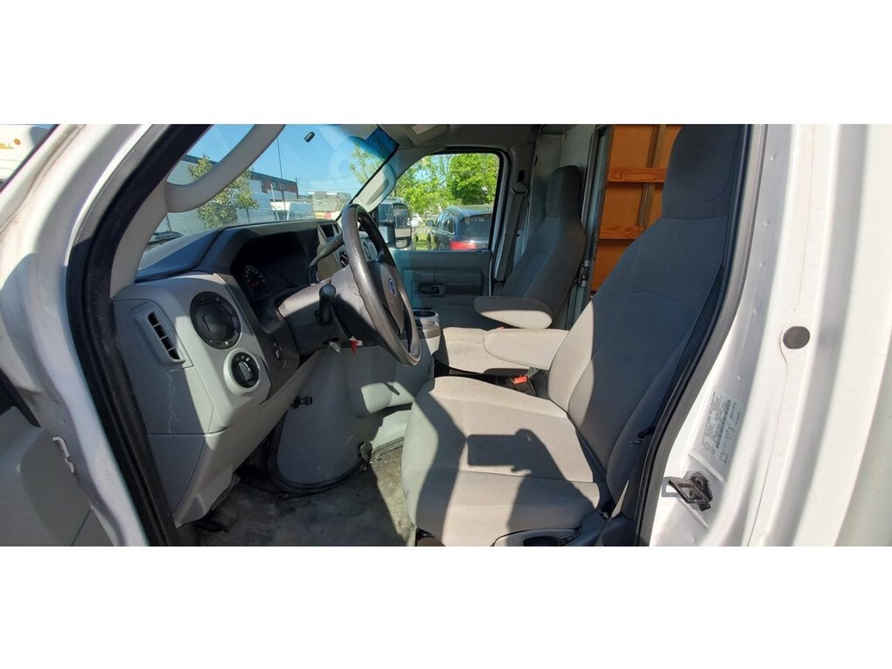 2019 Ford E-450 16Ft Unicell Fiberglass Box - Gas - Ramp Photo