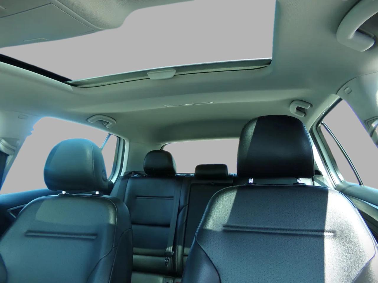 2016 Volkswagen Golf TSI Premium Leather Navi Panoramic Sunroof Photo