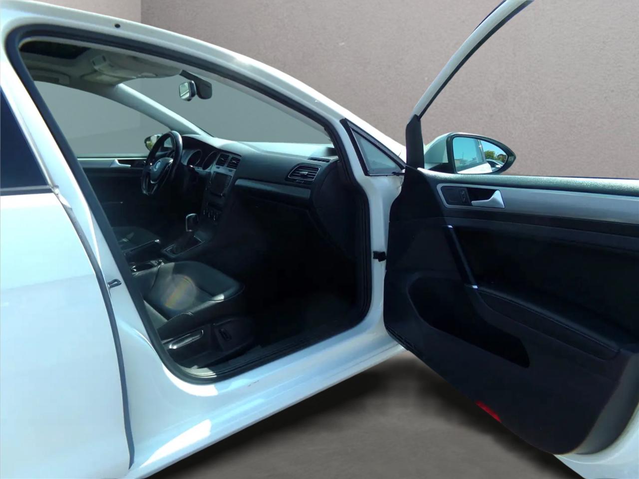 2016 Volkswagen Golf TSI Premium Leather Navi Panoramic Sunroof Photo