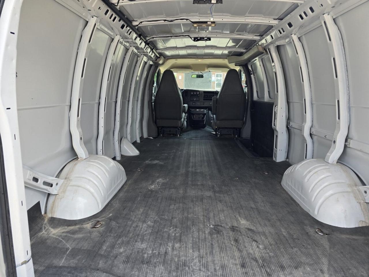 2023 Chevrolet Express 155WB EXTENDED - V6 Gas - Cruise/Btooth/REVERSE CA Photo