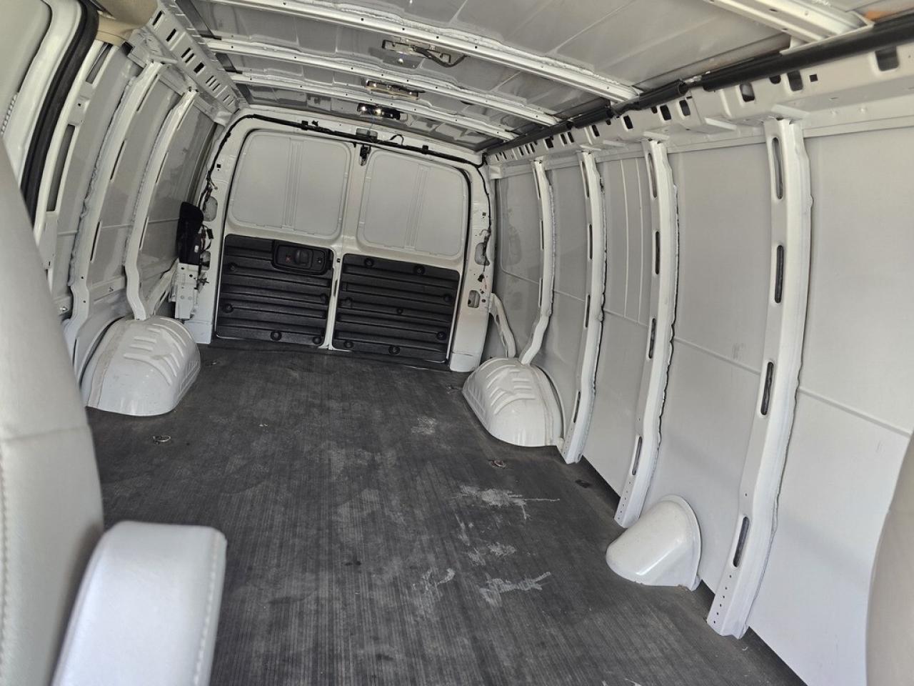 2023 Chevrolet Express 155WB EXTENDED - V6 Gas - Cruise/Btooth/REVERSE CA Photo