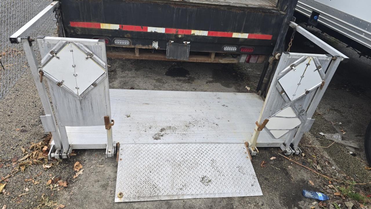 2017 Hino 195 12Ft Box - Custom Lift Gate - CERTIFIED Photo4