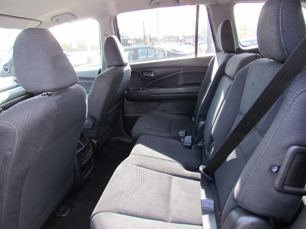 2017 Honda Pilot AWD LX 8 PASS HEATED SEATS WE FINANCE ALL CREDIT! Photo