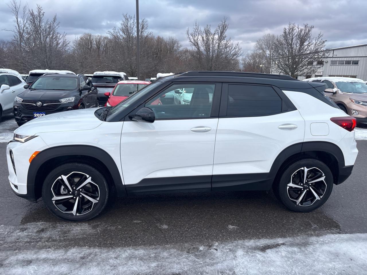 2022 Chevrolet TrailBlazer RS AWD + Sunroof + Tech Pkg + 1 Owner + Low Kms Photo3
