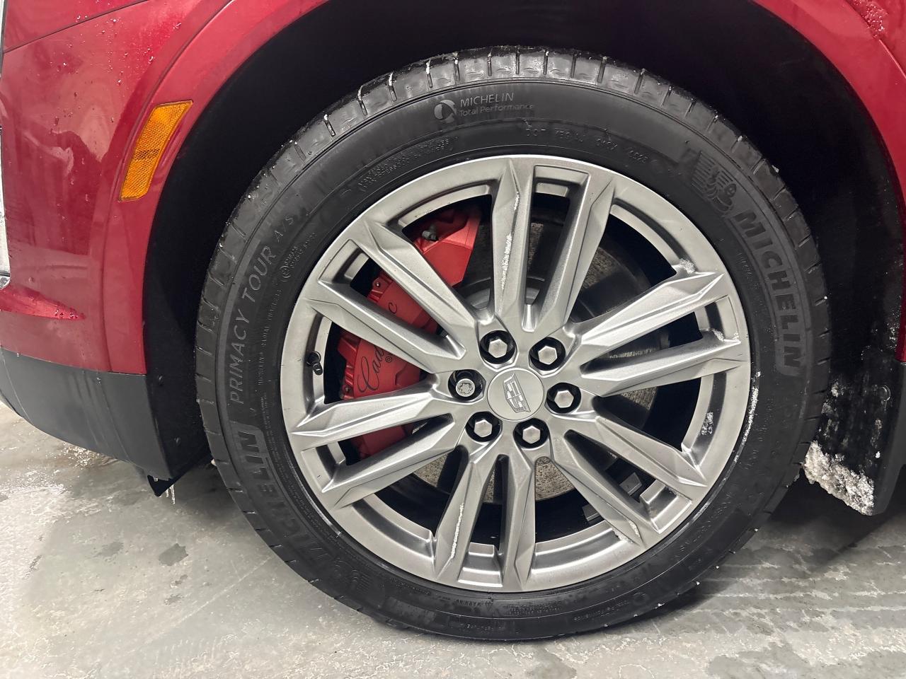 2023 Cadillac XT5 SPORT AWD + Sunroof + Navi + 1 Owner + Low Kms Photo4