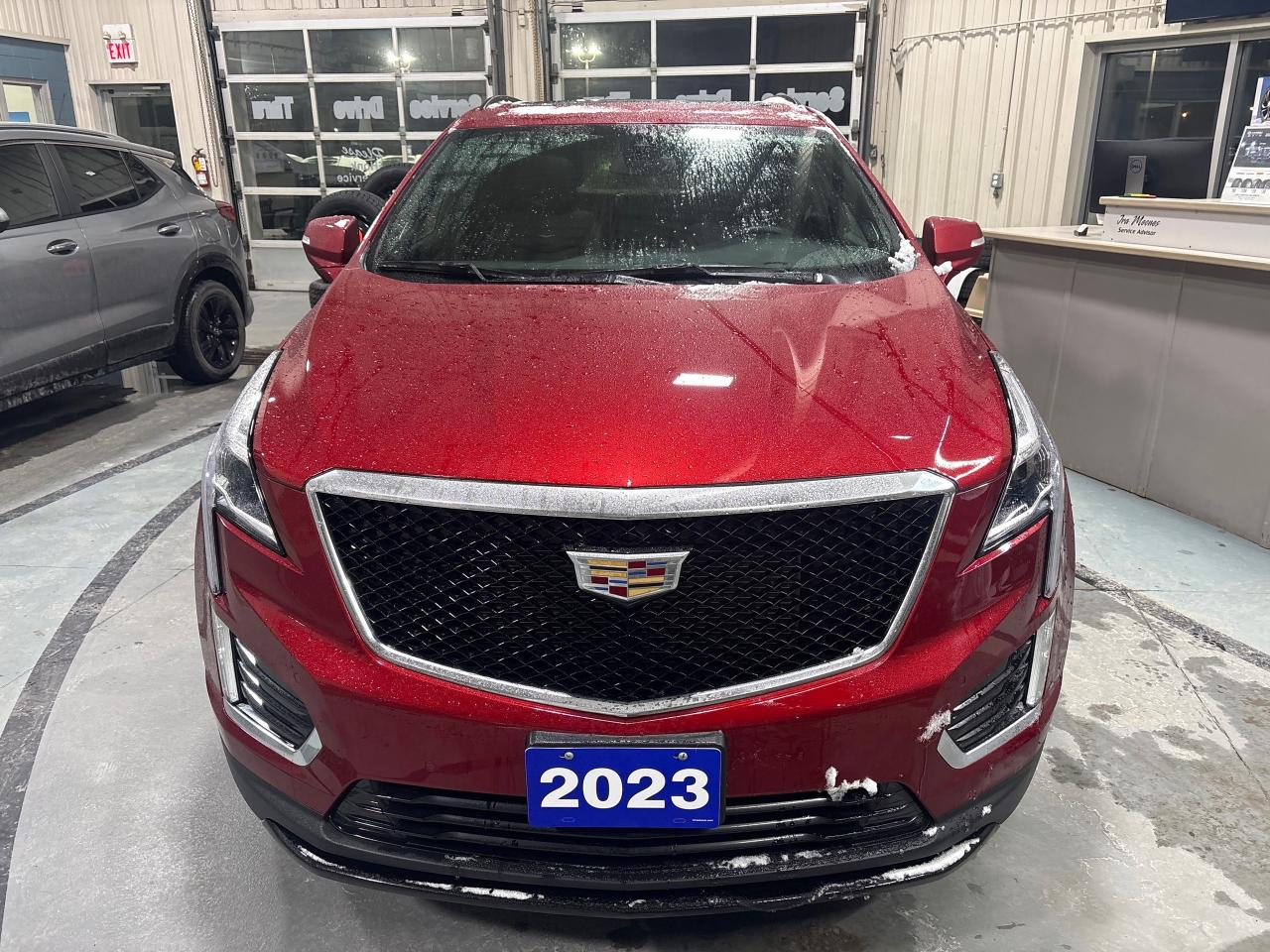 2023 Cadillac XT5 SPORT AWD + Sunroof + Navi + 1 Owner + Low Kms Photo