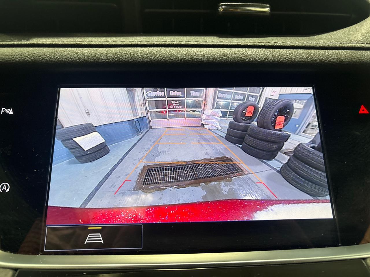 2023 Cadillac XT5 SPORT AWD + Sunroof + Navi + 1 Owner + Low Kms Photo