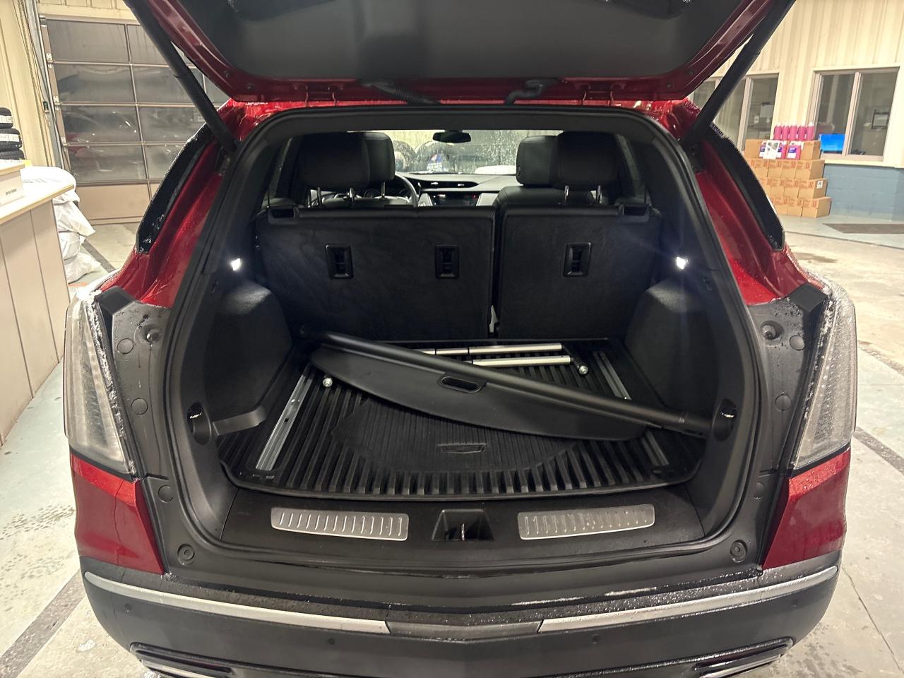 2023 Cadillac XT5 SPORT AWD + Sunroof + Navi + 1 Owner + Low Kms Photo