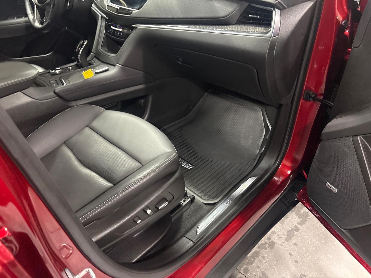 2023 Cadillac XT5 SPORT AWD + Sunroof + Navi + 1 Owner + Low Kms Photo