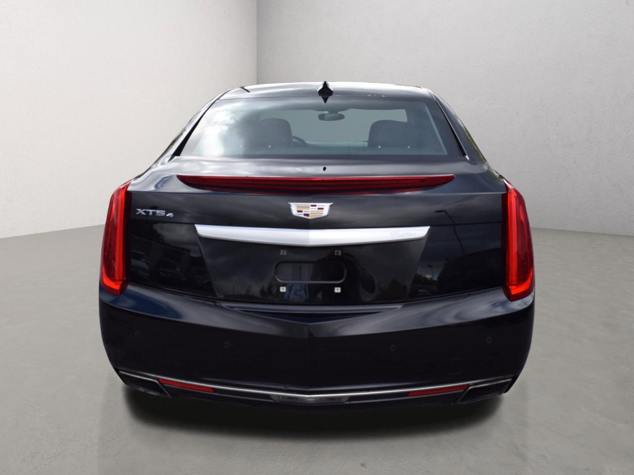 2016 Cadillac XTS Luxury Collection Photo