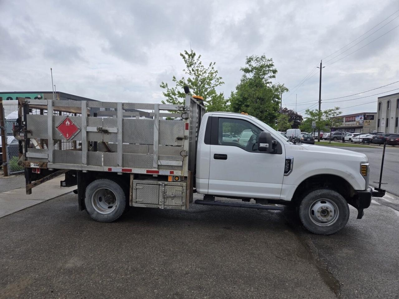 2019 Ford F-350 4x4 6.2L V8 Gas - Flatbed - Alum Frame + Lift Photo4