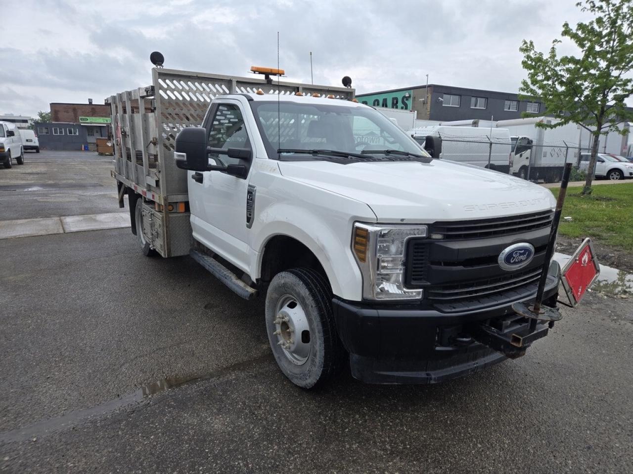 2019 Ford F-350 4x4 6.2L V8 Gas - Flatbed - Alum Frame + Lift Photo3