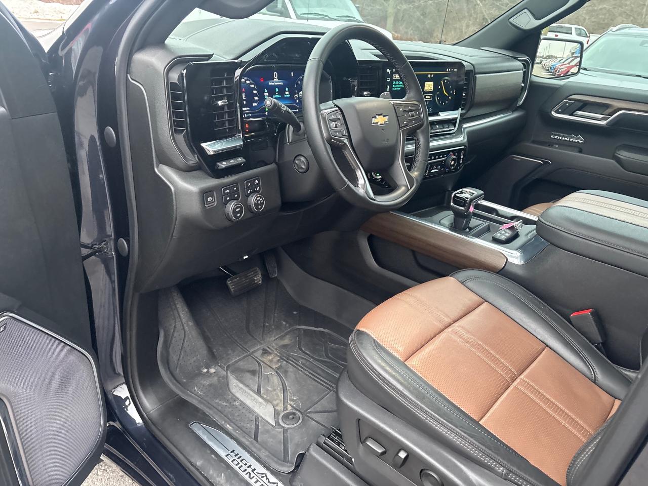 2023 Chevrolet Silverado 1500 High Country Crew + 6.2L + Premium Pkg  + 1` Owner Photo4