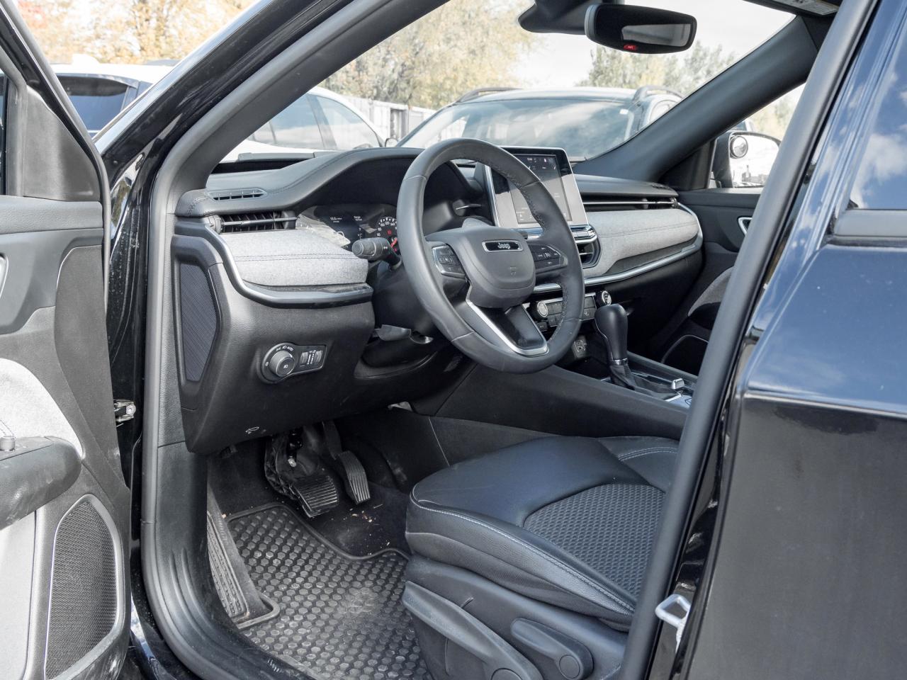 2025 Jeep Compass 4x4, North Edition, 17" Alloy Wheels, Remote start Photo